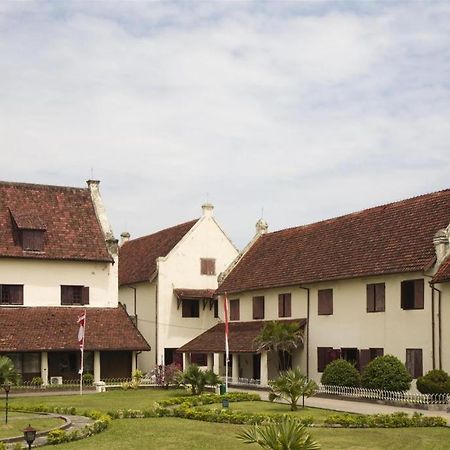Hotel Astra Novilia Makassar Exterior foto
